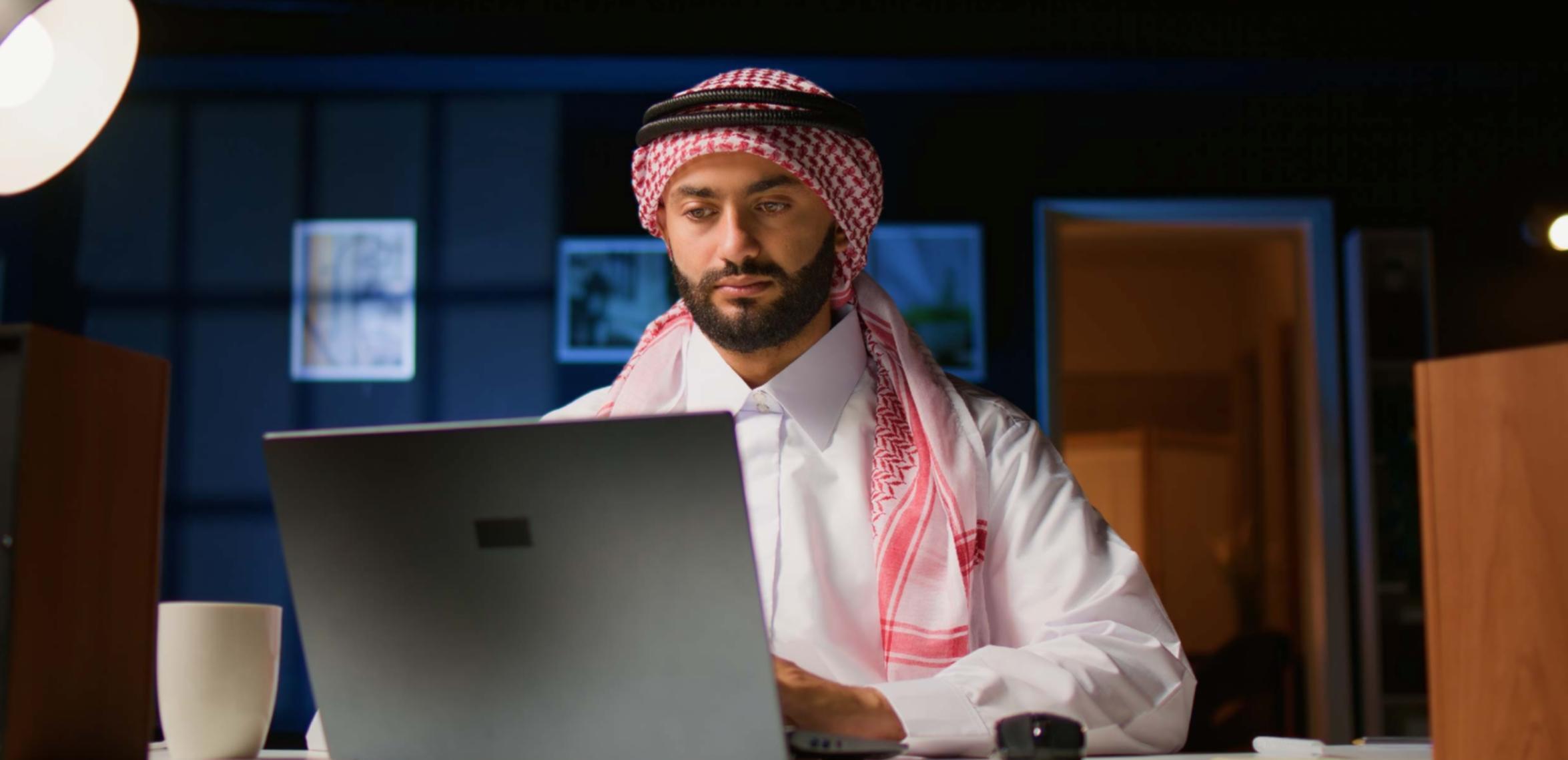 Computer-Vision-Arbeitsplatz mit mehreren Monitoren und Code-Editoren